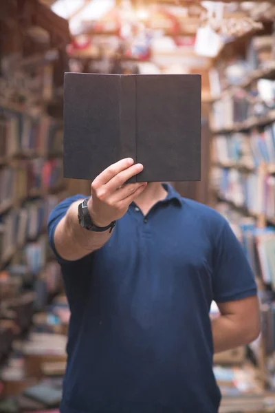 Mann Dunklem Shirt Steht Einer Öffentlichen Bibliothek Ein Schwarzes Buch — Stockfoto