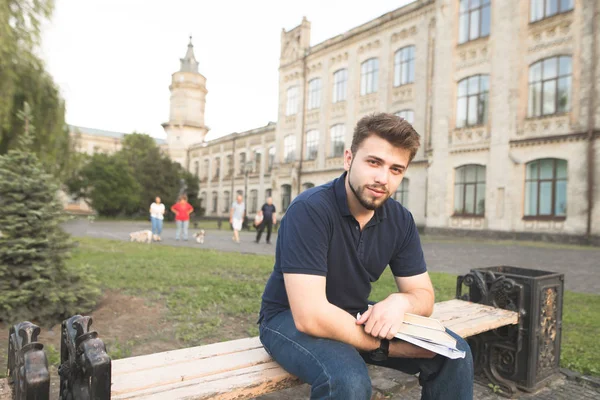 Gutaussehender Mann Der Auf Einer Bank Auf Einem Universitätscampus Mit — Stockfoto