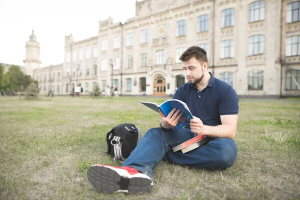 Портрет Студента Який Сидить Траві Університетському Містечку Читає Книгу Чоловік — стокове фото