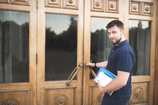 Retrato Estudiante Feliz Con Libros Cuadernos Sus Manos Entrada Universidad —  Fotos de Stock