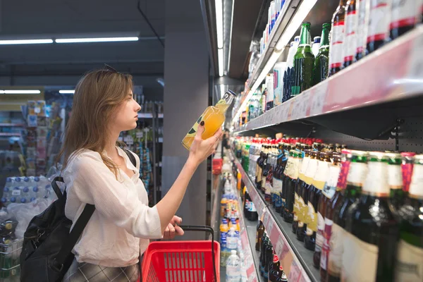 Portret Van Een Meisje Met Een Fles Bier Haar Handen — Stockfoto