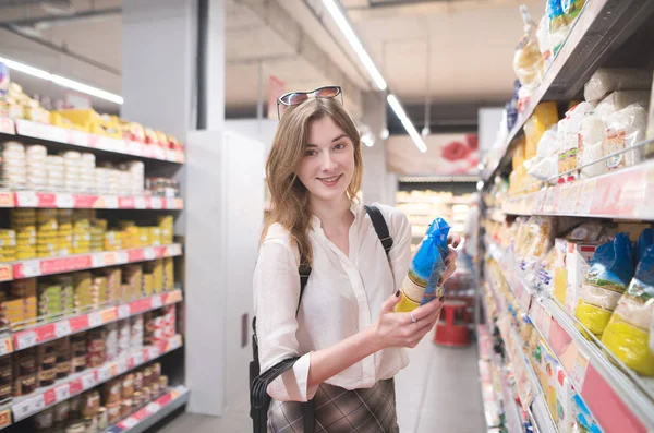 Retrato Uma Menina Positiva Supermercado Com Pacote Cereais Mão Olhando — Fotografia de Stock