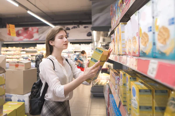 Woman Buys Quick Breakfasts Supermarket Girl Isa Store Box Flakes — Stock Photo, Image