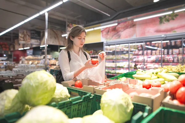 Attractive Young Woman Buys Tomatoes Vegetable Department Supermarket Beautiful Girl — Stock Photo, Image