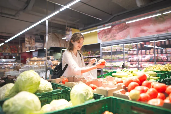 Happy Girl Collecting Vegetables Supermarket Package Smiling Woman Buys Tomatoes — Stock Photo, Image