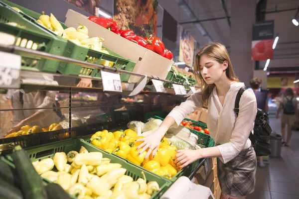 Portrait Stylish Girl Who Buys Peppers Vegetable Department Supermarket Attractive — Stock Photo, Image