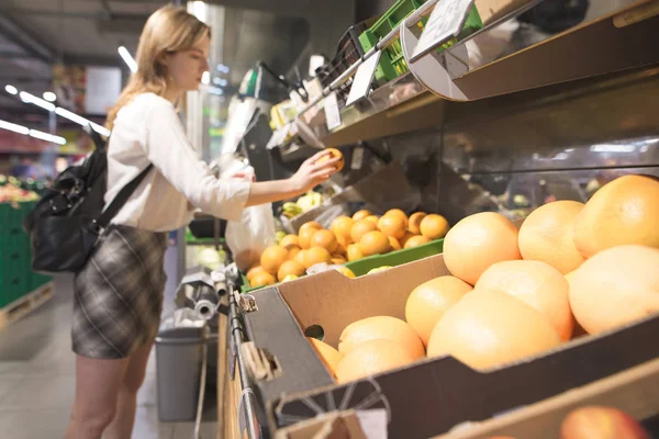 Fruit Department Supermarket Orange Fruits Background Woman Choosing Products Woman — Stock Photo, Image