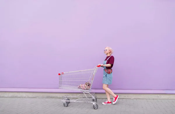 Stylowa Dziewczyna Jasny Farbowanych Spacery Wózkiem Tle Ściany Fioletowy Modne — Zdjęcie stockowe