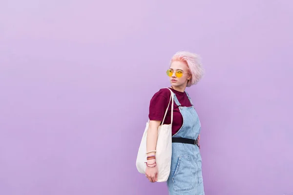 Ragazza Carina Con Acquirente Tra Mani Sullo Sfondo Muro Viola — Foto Stock