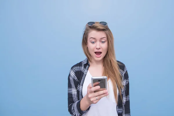 Menina Emocional Roupas Casuais Com Olhos Surpresos Olhando Para Smartphone — Fotografia de Stock