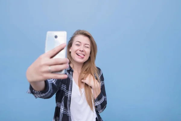 Mulher Jovem Positiva Posando Fazendo Uma Selfie Fundo Azul Isolado — Fotografia de Stock