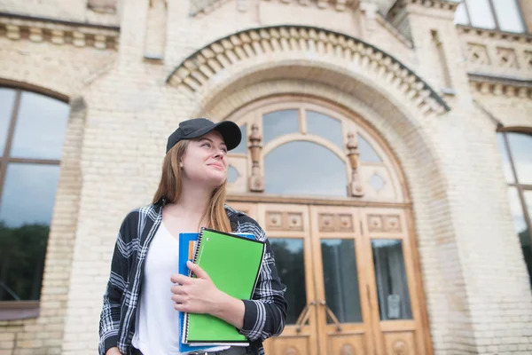 Усміхнена Студентка Стоїть Біля Входу Коледж Блокнотами Руках Портрет Привабливої — стокове фото