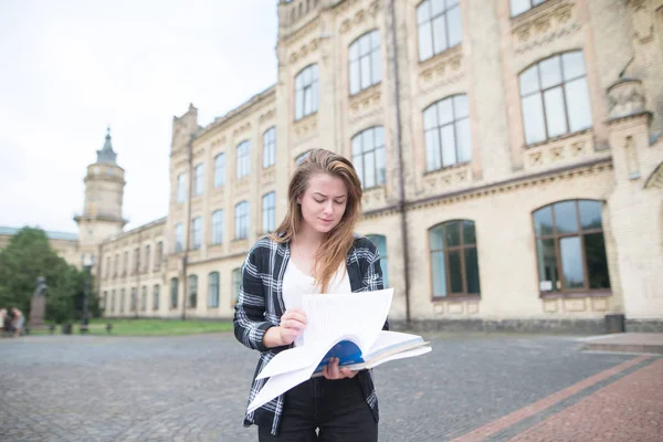 Alkalmi Ruha Csinos Lány Állt Campus Egy Könyvet Olvas Tanul — Stock Fotó