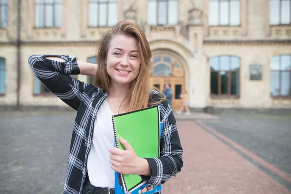 Menina Estudante Atraente Com Livros Cadernos Suas Mãos Coloca Uma — Fotografia de Stock