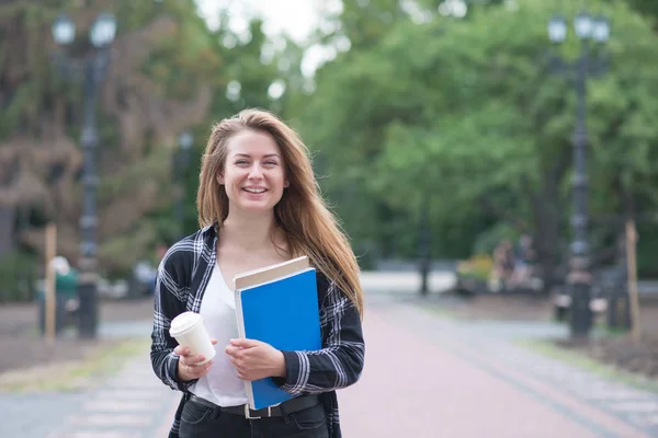 Usmívající Studentka Neformálním Oblečení Stánky Knihami Poznámkové Bloky Pozadí Parku — Stock fotografie