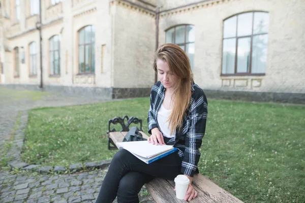 可爱的女孩在大学校园里学习户外活动 女孩在大学附近的长凳上读笔记本 学生理念 — 图库照片
