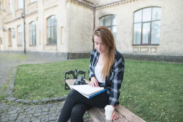 Roztomilá Dívka Student Studuje Venku Akademické Půdě Univerzity Dívka Čte — Stock fotografie