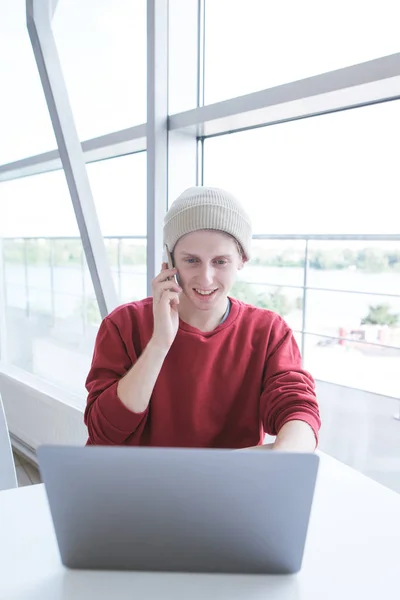 Sonriente Joven Ropa Casual Habla Por Teléfono Utiliza Ordenador Portátil —  Fotos de Stock