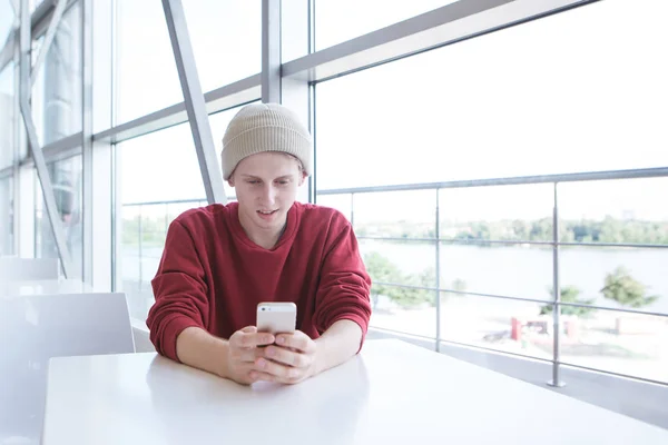 Porträt Eines Jungen Mannes Der Einem Café Sitzt Und Einen — Stockfoto