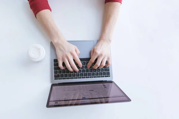 Uomo Digitando Testo Sulla Tastiera Del Computer Portatile Bicchiere Caffè — Foto Stock