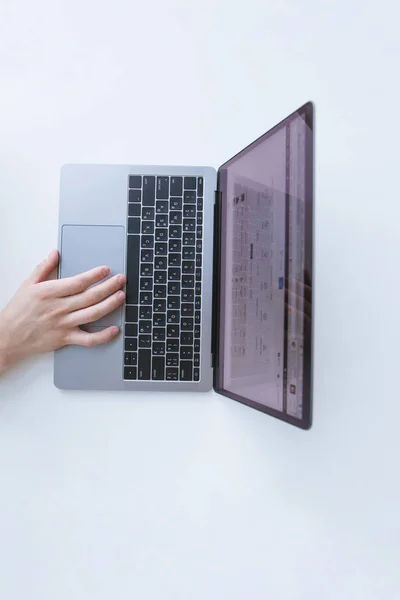 Mano Del Hombre Trabaja Una Computadora Portátil Una Vista Superior — Foto de Stock