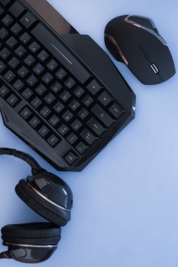 Kulaklık, fare, klavye üzerinde pembe bir arka plan, üstten görünüm. Oyun arka plan. Bilgisayar aygıtları, üstten görünüm. Oyun dişli. Oyun çalışma alanı