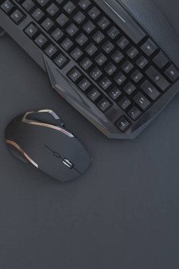 Siyah fare, klavye üstten görünüm, karanlık bir arka plan izole. Düz yatıyordu oyun arka plan. Çalışma alanı bir klavye ve fare üstünde siyah bir arka plan ile. Boşaltmak