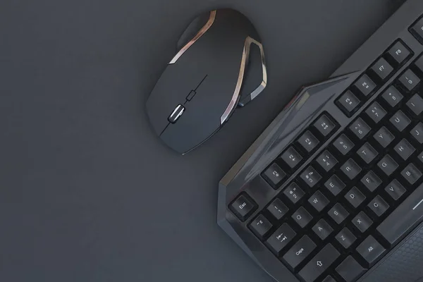 Black Mouse Keyboard Isolated Dark Background Top View Flat Lay — Stock Photo, Image