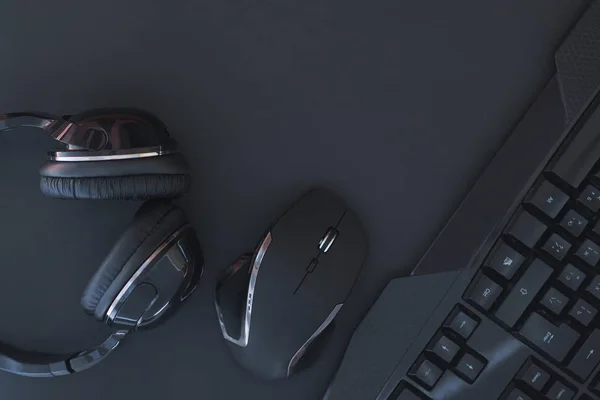 Black Mouse Keyboard Headphones Isolated Dark Background Top View Flat — Stock Photo, Image