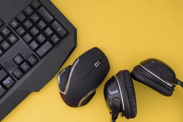 Flat Lay Gamer Background Mouse Keyboard Headphones Isolated Yellow Background — Stock Photo, Image