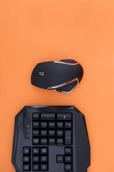 Espaço Trabalho Com Teclado Mouse Sobre Fundo Laranja Espaço Cópia — Fotografia de Stock