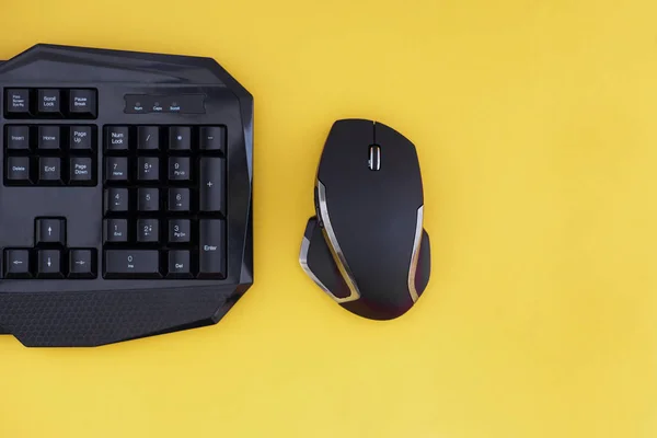 Espacio Trabajo Con Teclado Ratón Sobre Fondo Amarillo Copyspace Ratón — Foto de Stock