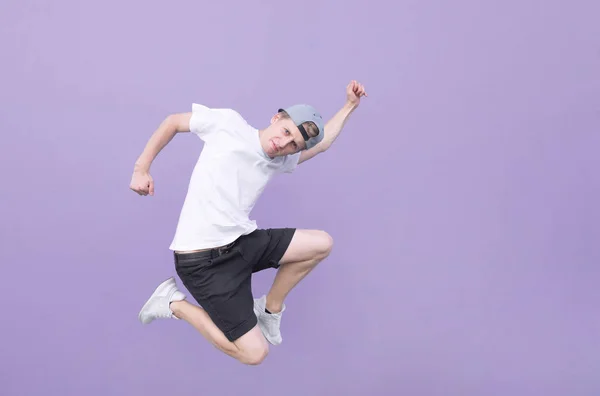 Retrato Joven Con Una Camiseta Blanca Aire Sobre Fondo Azul —  Fotos de Stock