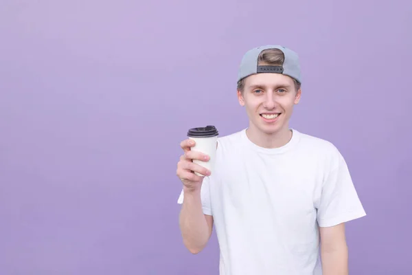 Portrait Jeune Homme Souriant Dans Shirt Blanc Debout Avec Verre — Photo