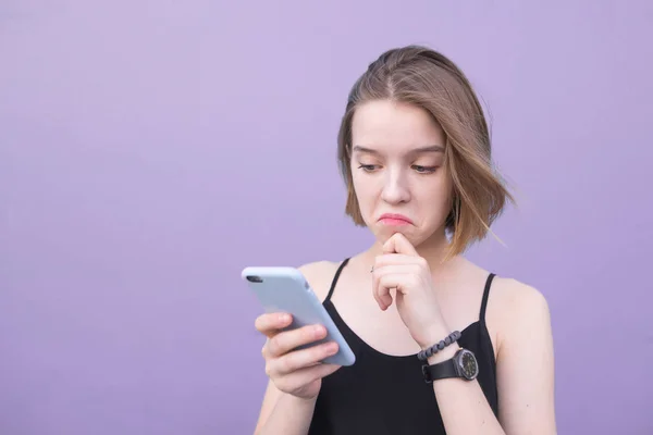Chica Triste Para Sobre Fondo Púrpura Utiliza Teléfono Inteligente Chica — Foto de Stock