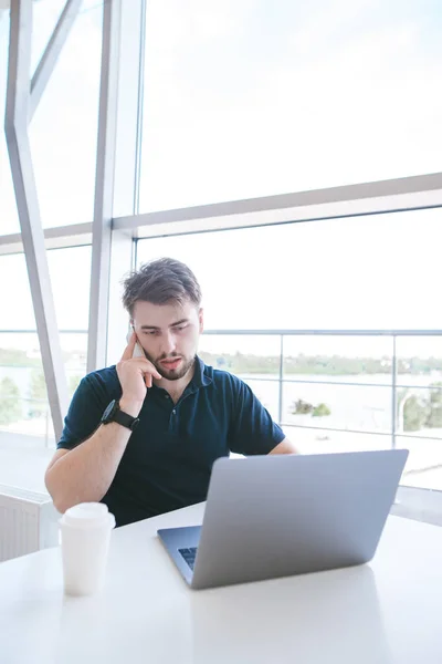 Vonzó Férfi Egy Asztalnál Egy Coworking Ablak Használ Egy Laptop — Stock Fotó