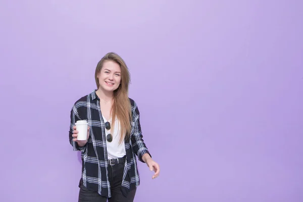 Retrato Uma Menina Atraente Sobre Fundo Roxo Com Uma Xícara — Fotografia de Stock