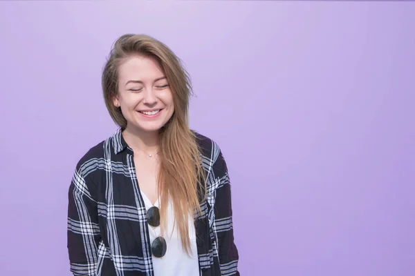 シャツと白い シャツと紫の背景で微笑んでいる女の子 紫色の背景にスタイリッシュな幸せな少女の肖像画 — ストック写真
