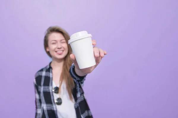 Fille Positive Montre Verre Blanc Avec Café Sur Fond Violet — Photo