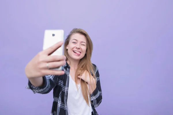 Mulher Jovem Positiva Posando Fazendo Uma Selfie Fundo Roxo Isolado — Fotografia de Stock