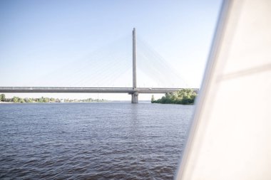 Bir Yelkenli Yat Nehri boyunca yürüyün. Nehir ve köprü yelken. Yat nehir boyunca yüzen.