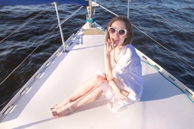 Mavi gökyüzü ve yelken yat görünüm alt. Yatçılık kavramı. Arka plan. Bir Yelkenli Yat deniz kenarında yürüyüş.