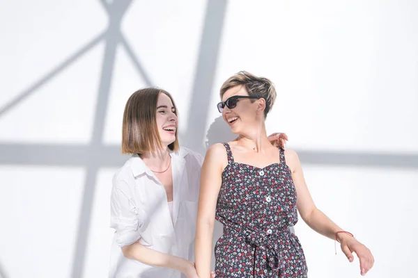 Retrato Duas Meninas Felizes Sobre Fundo Uma Parede Branca Com — Fotografia de Stock