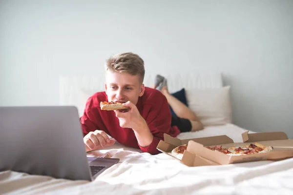 Joven Hombre Feliz Está Acostado Cama Con Una Caja Pizza — Foto de Stock