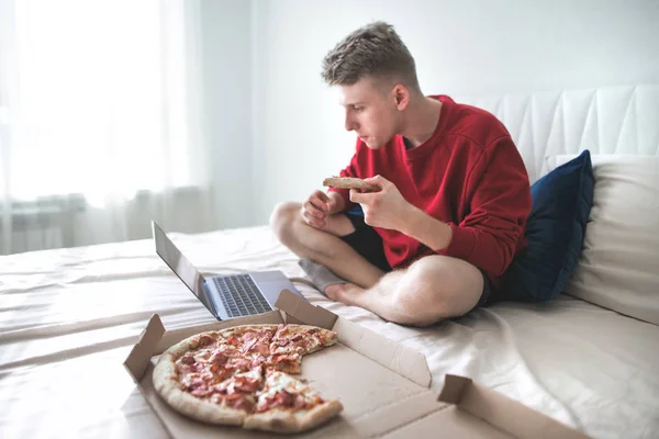 Joven Con Una Sudadera Roja Sienta Casa Una Habitación Una — Foto de Stock