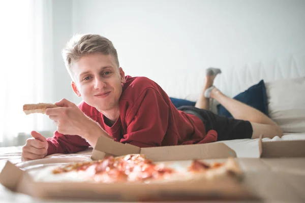 Jovem Feliz Atraente Com Uma Camisola Vermelha Deita Casa Quarto — Fotografia de Stock