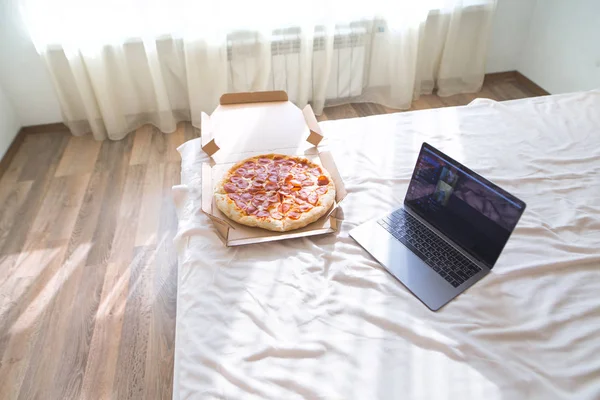 Laptop Och Pizza Box Sängen Ett Mysigt Ljusa Rum Helgen — Stockfoto