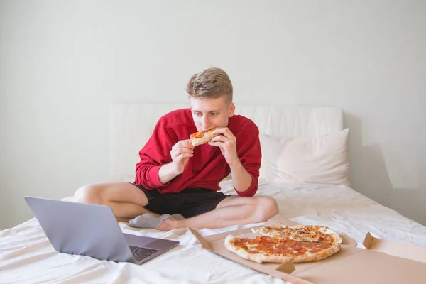 Ein Attraktiver Junger Mann Sitzt Auf Dem Bett Einem Gemütlichen — Stockfoto