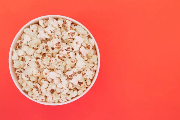 Popcorn Einem Pappbecher Steht Isoliert Auf Rotem Hintergrund Ein Blick — Stockfoto