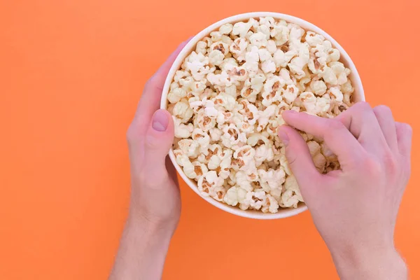 Mann Isst Popcorn Aus Pappbecher Hände Halten Eine Tasse Mit — Stockfoto